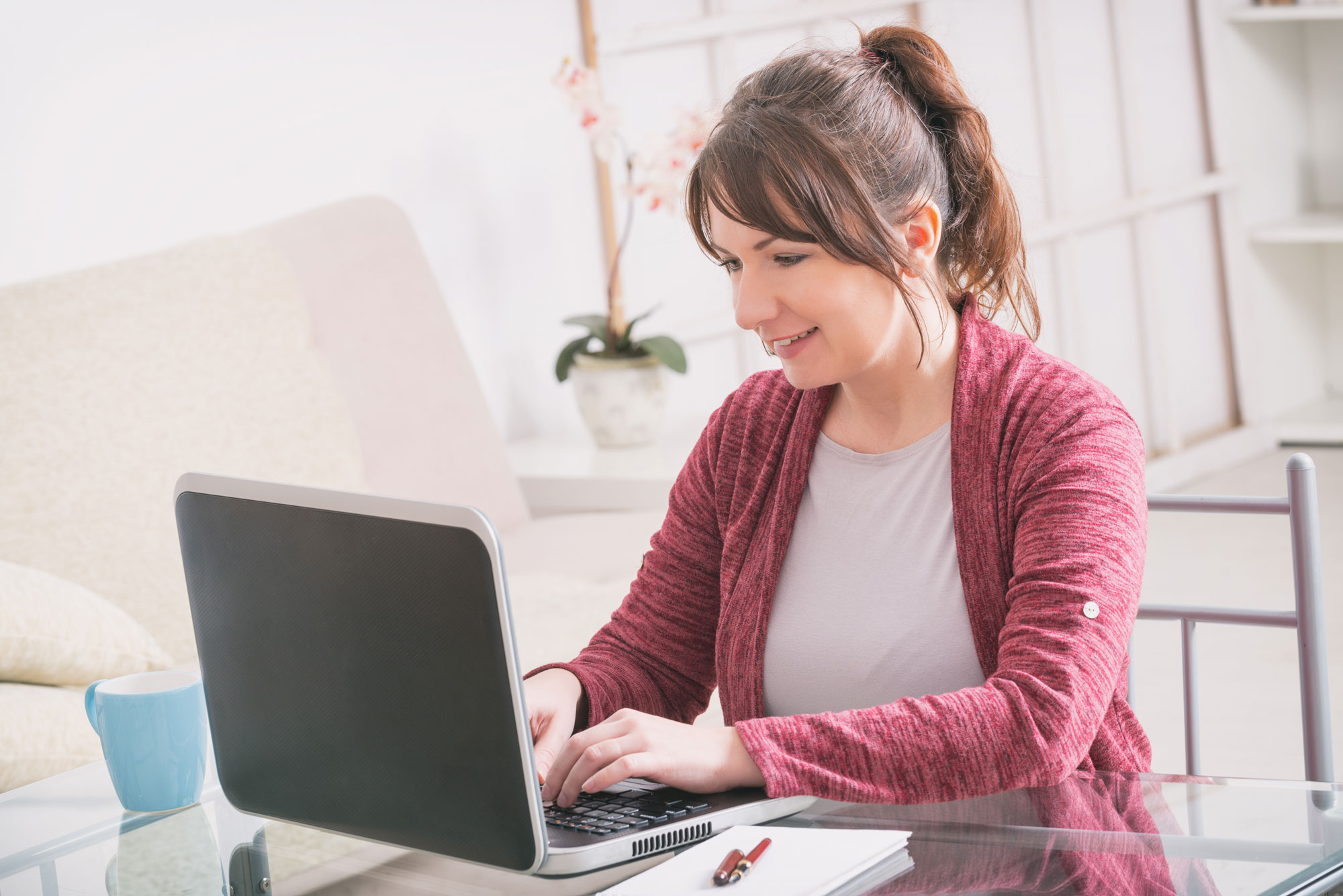 woman using RootsFinder's free family tree